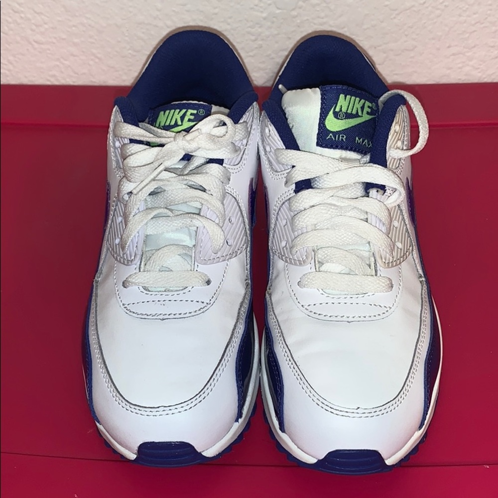 Tennis shoes